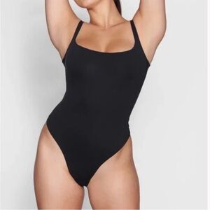 SKIMS BODYSUIT Black Small
